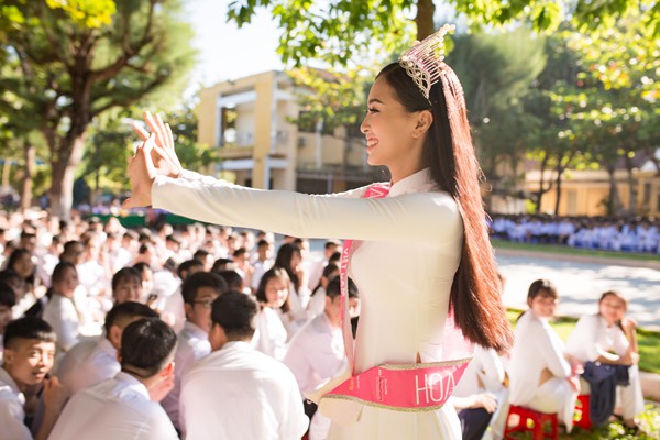 Hoa hậu Trần Tiểu Vy giản dị, dịu dàng trong ngày trở về trường Hoa hậu Trần Tiểu Vy giản dị, dịu dàng trong ngày trở về trường
