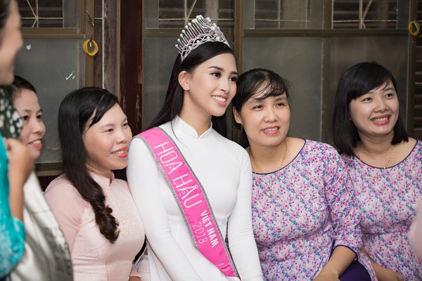 Hoa hậu Trần Tiểu Vy giản dị, dịu dàng trong ngày trở về trường