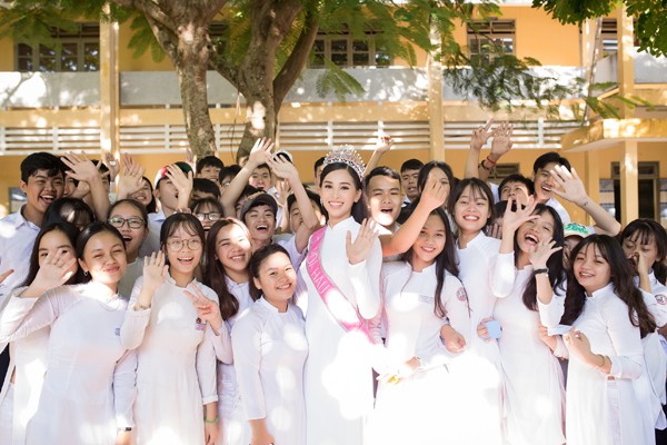 Hoa hậu Trần Tiểu Vy giản dị, dịu dàng trong ngày trở về trường Hoa hậu Trần Tiểu Vy giản dị, dịu dàng trong ngày trở về trường