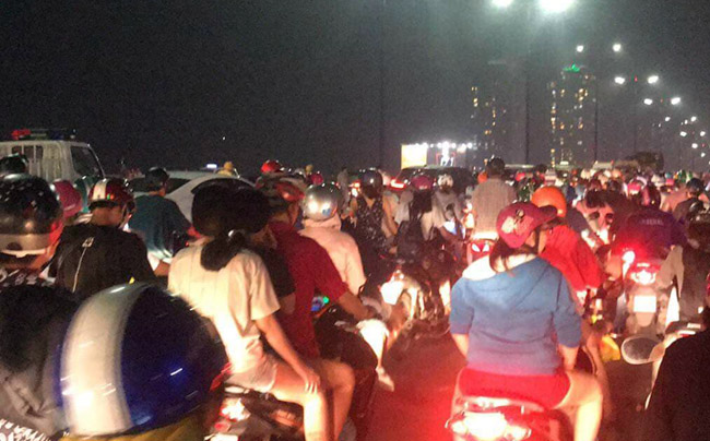 Đôi nam nữ lao vào đuôi xe tải trên cầu Sài Gòn tử vong