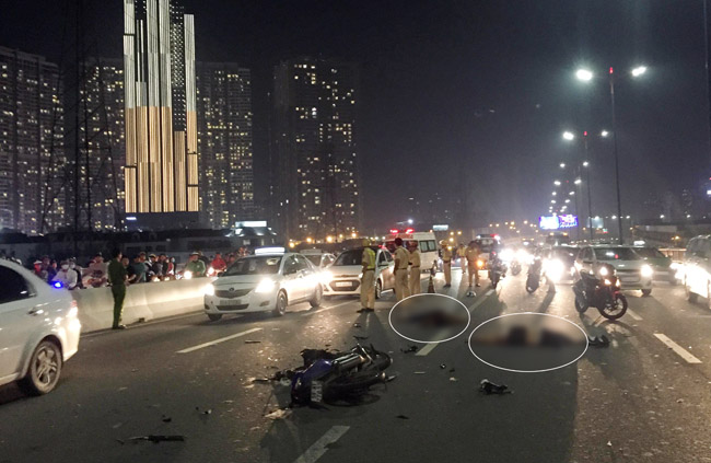 Đôi nam nữ lao vào đuôi xe tải trên cầu Sài Gòn tử vong