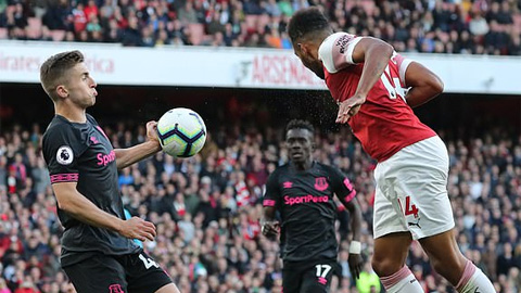 Trọng tài nhắm mắt công nhận bàn thắng việt vị của Aubameyang