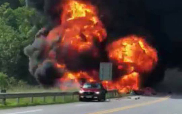 Va chạm với xế hộp trên cao tốc, xe bồn chở dầu lao xuống chân cầu bốc cháy dữ dội