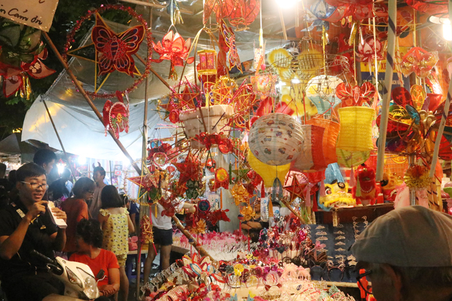 Chen nhau đón Trung thu trên phố đi bộ Hồ Gươm, Hàng Mã