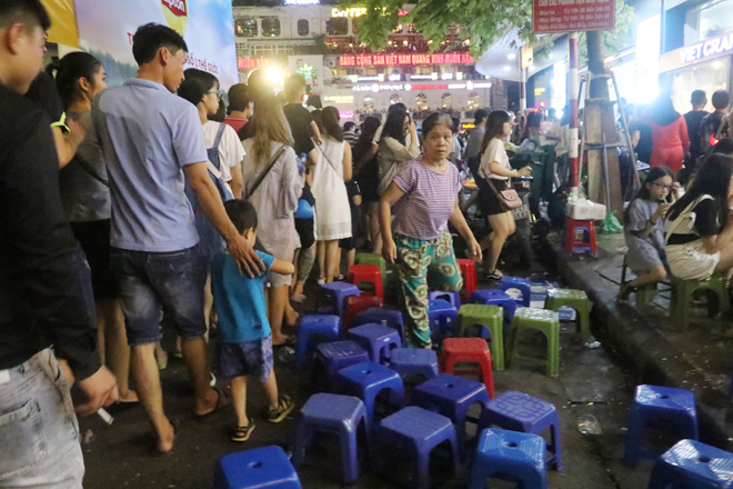 Chen nhau đón Trung thu trên phố đi bộ Hồ Gươm, Hàng Mã