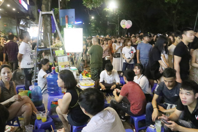 Chen nhau đón Trung thu trên phố đi bộ Hồ Gươm, Hàng Mã