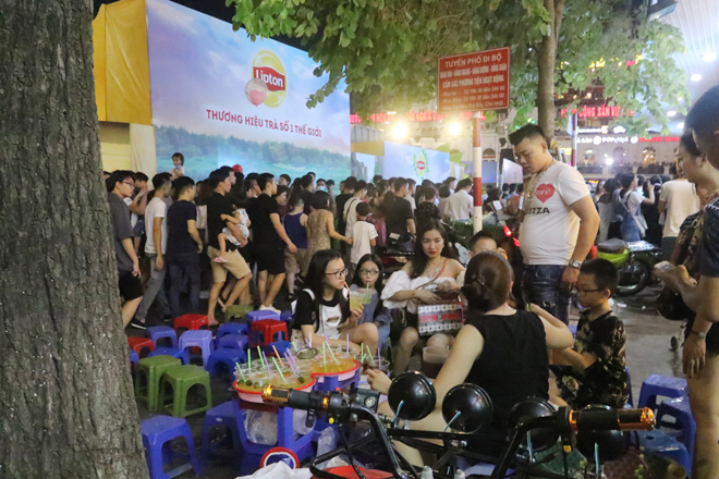 Chen nhau đón Trung thu trên phố đi bộ Hồ Gươm, Hàng Mã