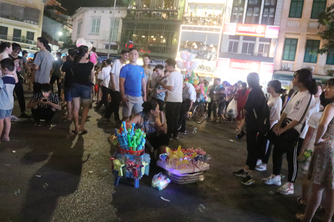 Chen nhau đón Trung thu trên phố đi bộ Hồ Gươm, Hàng Mã