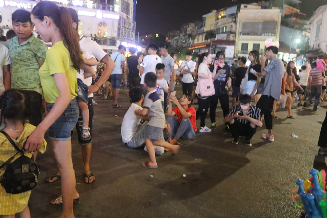 Chen nhau đón Trung thu trên phố đi bộ Hồ Gươm, Hàng Mã