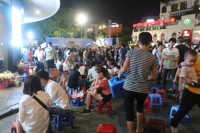 Chen nhau đón Trung thu trên phố đi bộ Hồ Gươm, Hàng Mã