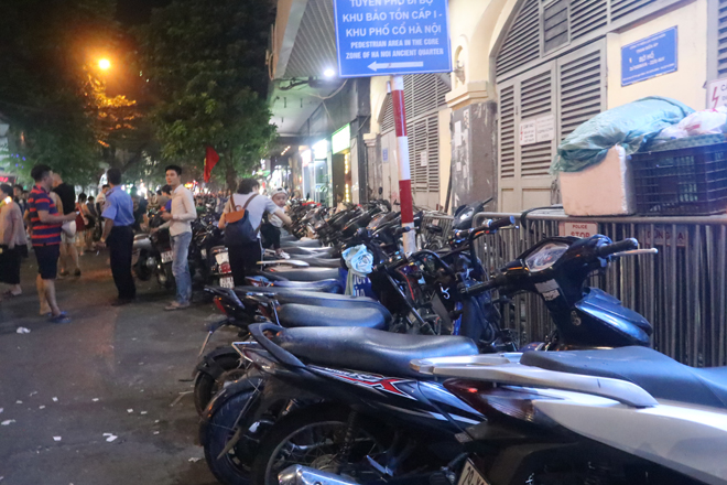 Chen nhau đón Trung thu trên phố đi bộ Hồ Gươm, Hàng Mã