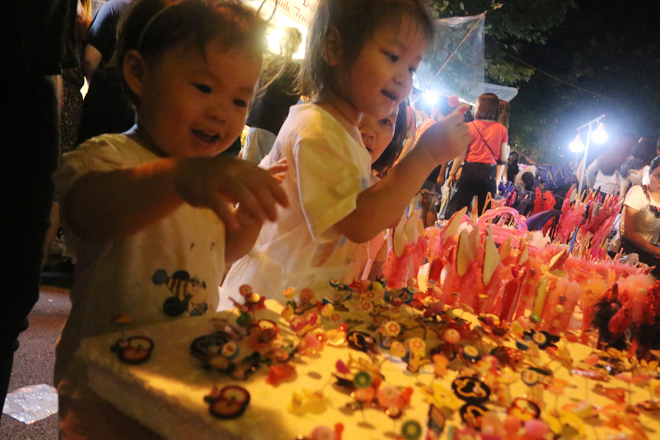 Chen nhau đón Trung thu trên phố đi bộ Hồ Gươm, Hàng Mã