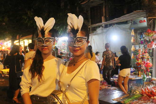 Chen nhau đón Trung thu trên phố đi bộ Hồ Gươm, Hàng Mã