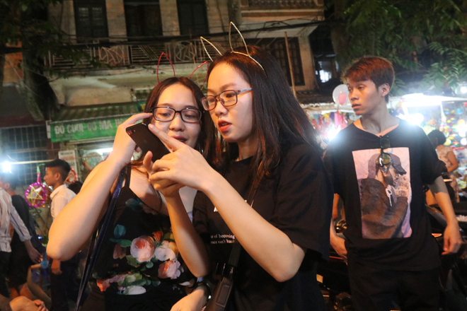 Chen nhau đón Trung thu trên phố đi bộ Hồ Gươm, Hàng Mã