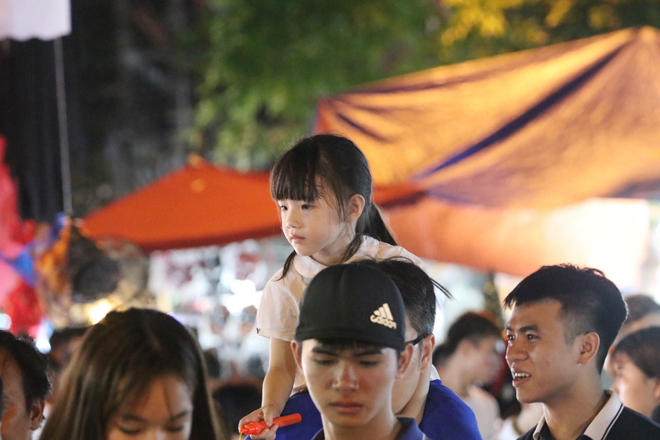 Chen nhau đón Trung thu trên phố đi bộ Hồ Gươm, Hàng Mã