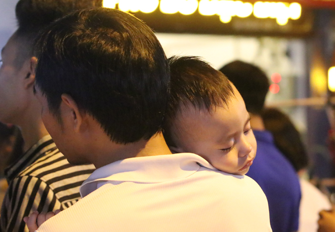 Chen nhau đón Trung thu trên phố đi bộ Hồ Gươm, Hàng Mã