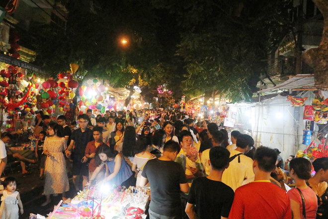 Chen nhau đón Trung thu trên phố đi bộ Hồ Gươm, Hàng Mã