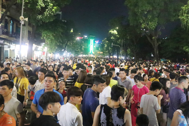 Chen nhau đón Trung thu trên phố đi bộ Hồ Gươm, Hàng Mã