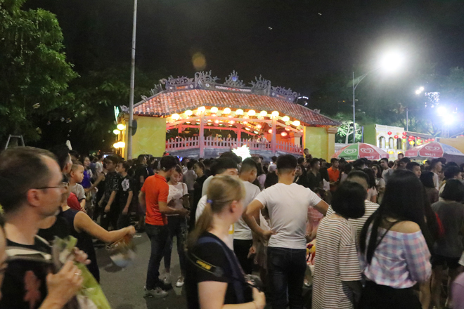 Chen nhau đón Trung thu trên phố đi bộ Hồ Gươm, Hàng Mã