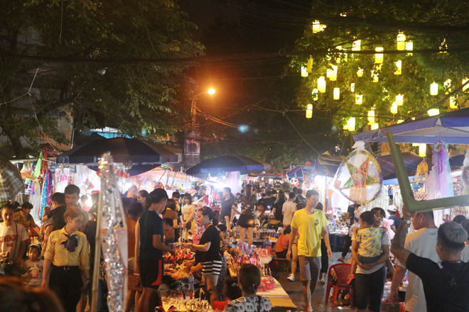 Chen nhau đón Trung thu trên phố đi bộ Hồ Gươm, Hàng Mã