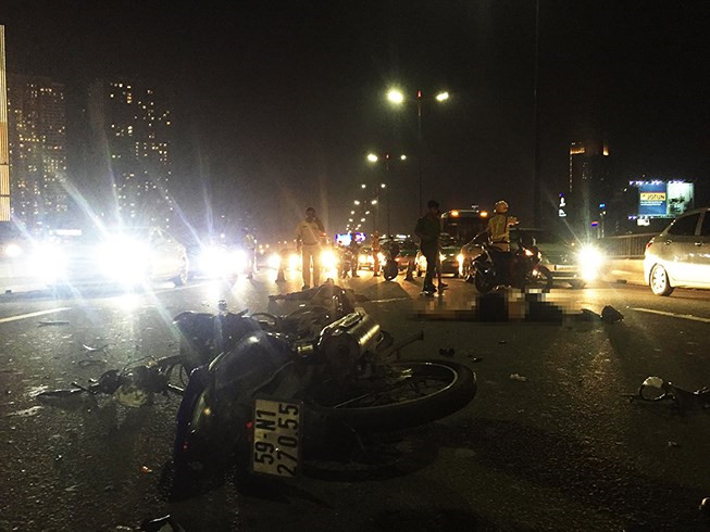 Chạy xe máy vào làn ô tô, đôi nam nữ chết thảm