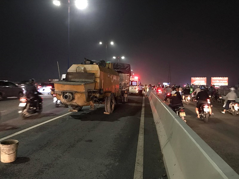 Chạy xe máy vào làn ô tô, đôi nam nữ chết thảm