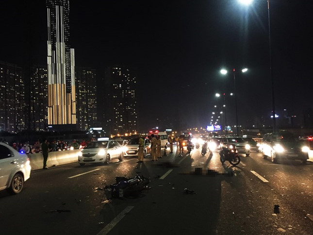 Chạy xe máy vào làn ô tô, đôi nam nữ chết thảm