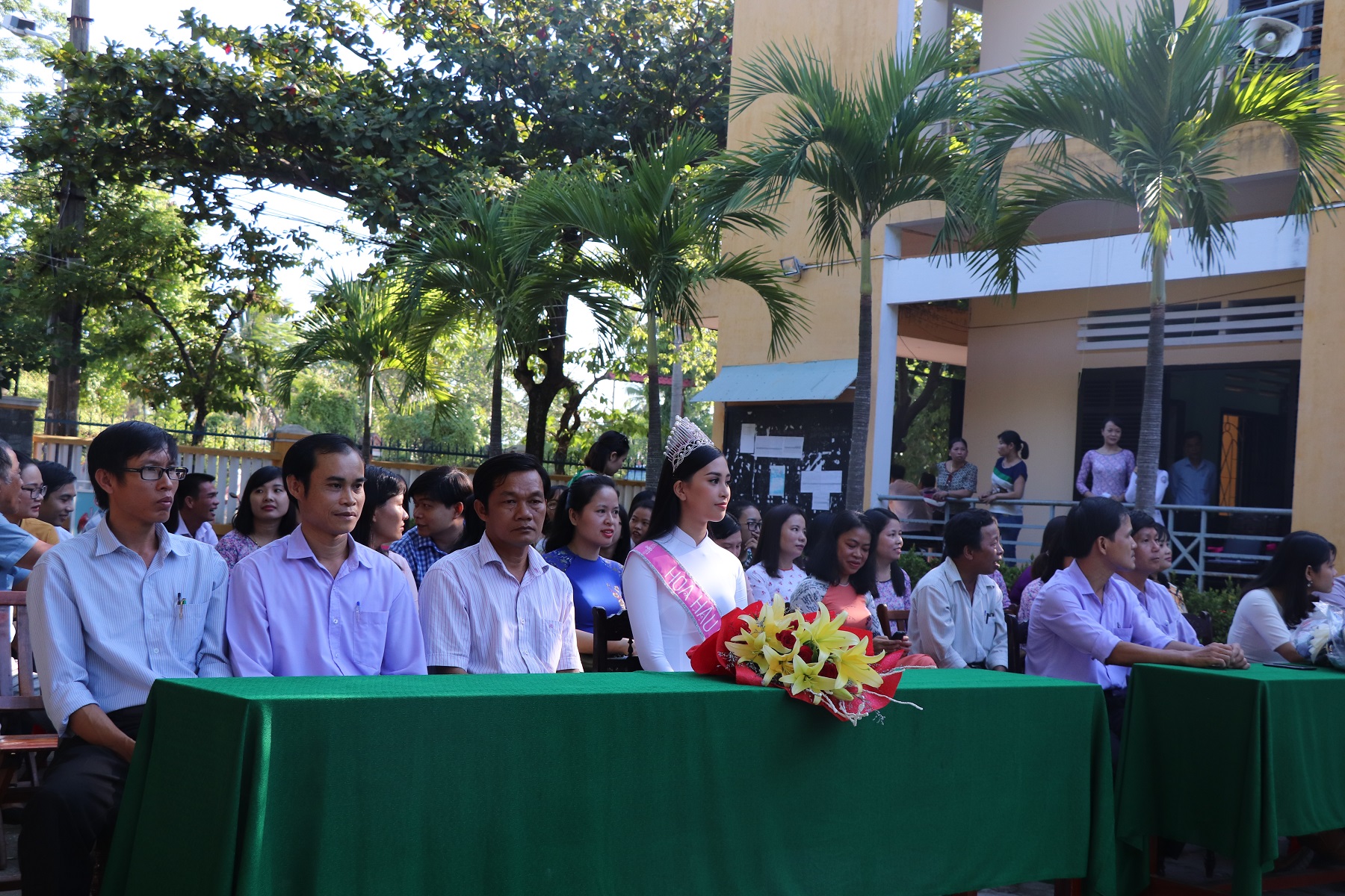 Hoa hậu Trần Tiểu Vy về thăm trường cũ