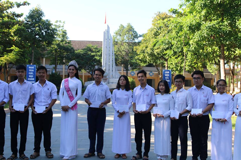 Hoa hậu Trần Tiểu Vy về thăm trường cũ