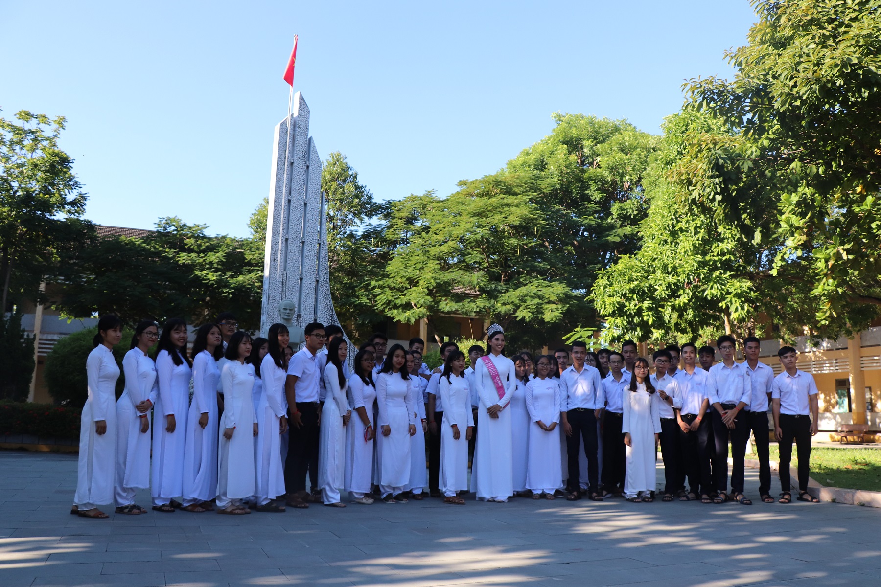 Hoa hậu Trần Tiểu Vy về thăm trường cũ