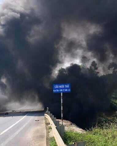 Xe bồn chở dầu tông xế hộp rồi bốc cháy dữ dội: Quyết định đóng cầu, cấm đường dài ngày