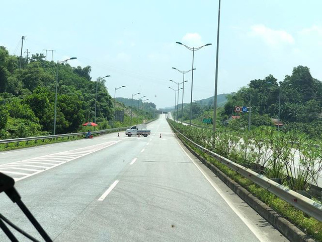 Xe bồn chở dầu tông xế hộp rồi bốc cháy dữ dội: Quyết định đóng cầu, cấm đường dài ngày