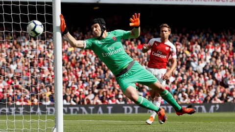 Ở tuổi 36, Cech tỏa sáng trở lại