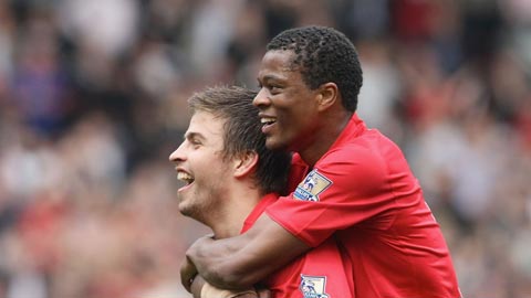 Evra từng ‘đi nặng vào giày của Pique