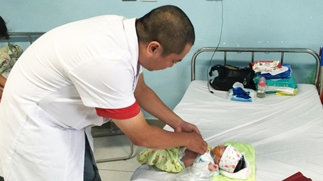 Trẻ bị cắt quá nửa ruột vì chứng ruột quay bất toàn