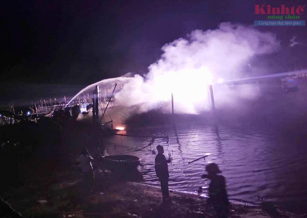 Một tàu cá của ngư dân Quảng Nam bị thiêu rụi