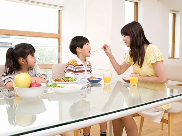 Những yêu thương của cha mẹ vô tình làm hại con trẻ