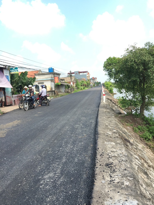 Trong 1 ngày, hoàn thành con đường nhựa dài 2km dẫn đến khu an táng Chủ tịch nước