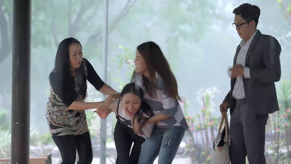 Gạo nếp gạo tẻ tập 61: Vừa có bồ mới, Nhi bị mẹ nhân tình cũ đánh túi bụi Gạo nếp gạo tẻ tập 61: Vừa có bồ mới, Nhi bị mẹ nhân tình cũ đánh túi bụi