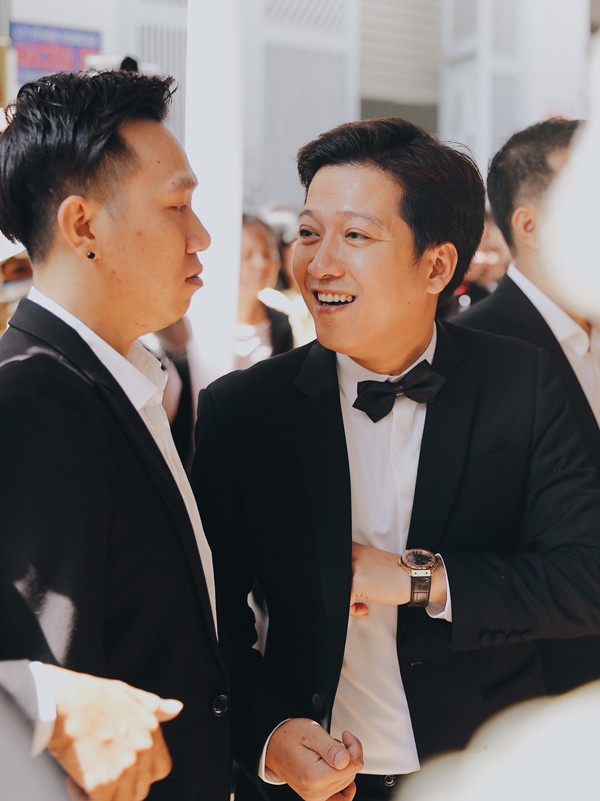 Bố Trường Giang cười tươi nhìn con trai hạnh phúc bên vợ