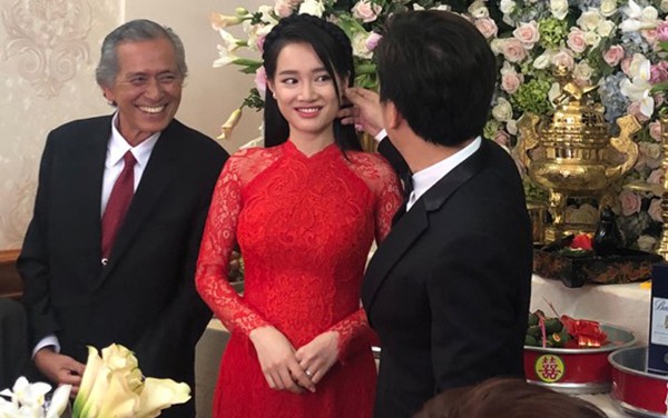 Bố Trường Giang cười tươi nhìn con trai hạnh phúc bên vợ