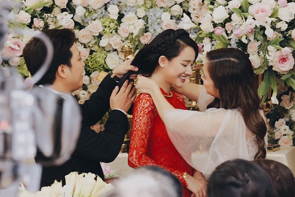 Bố Trường Giang cười tươi nhìn con trai hạnh phúc bên vợ