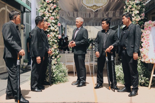 Bố Trường Giang cười tươi nhìn con trai hạnh phúc bên vợ