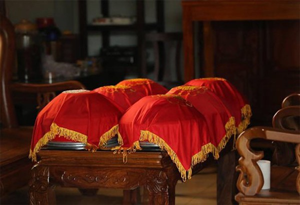 Bố Trường Giang cười tươi nhìn con trai hạnh phúc bên vợ