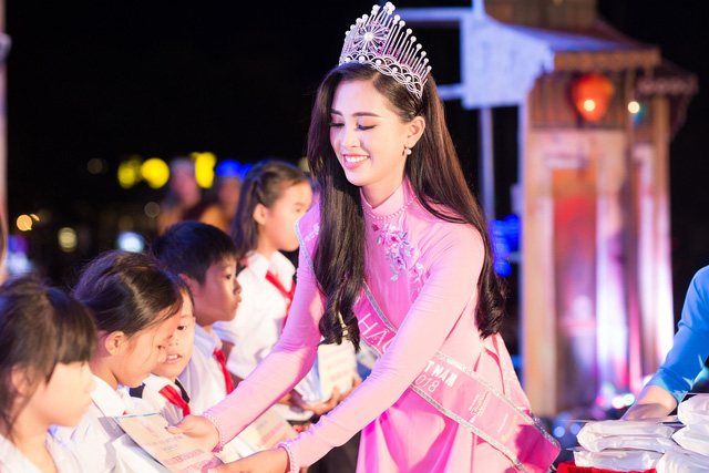 Hoa hậu Trần Tiểu Vy được lãnh đạo tỉnh Quảng Nam tặng Bằng khen