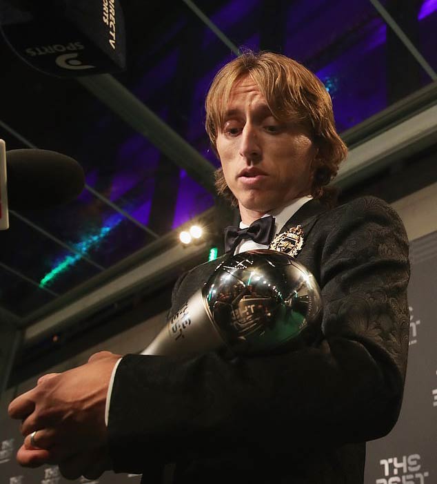 Ramos muốn trao luôn Quả bóng vàng cho Modric