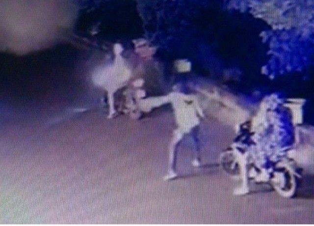 Ném chất bẩn vào nhà để ép đòi nợ