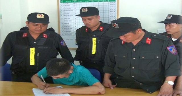 Ném chất bẩn vào nhà để ép đòi nợ