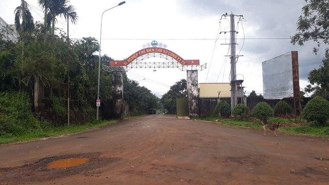 Hàng trăm học sinh khốn khổ vì nhà máy chế biến mủ cao su