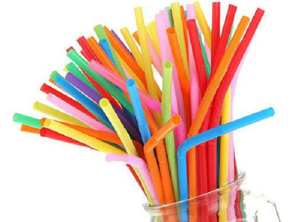 Ống hút nhựa nguy hiểm ra sao mà nhiều nơi phải cấm dùng?